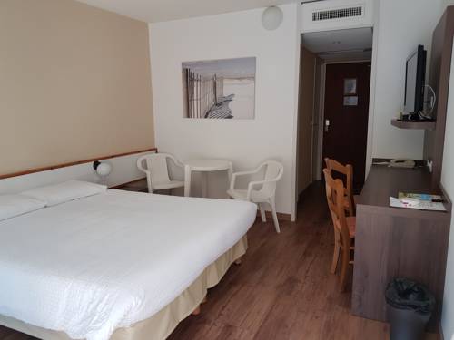 Imagen de la habitación del Hotel Logis Lacotel. Foto 7