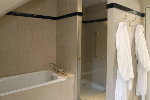 Imagen de la habitación del Hotel Logis L'auberge. Foto 9