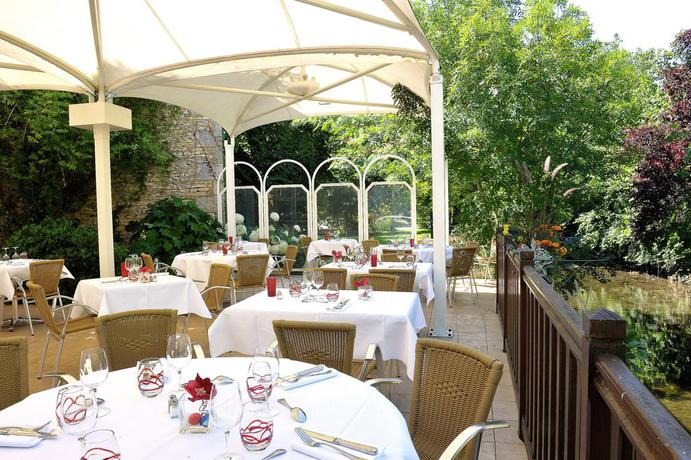 Imagen del bar/restaurante del Hotel Logis Le Cheval Blanc Et Clovis. Foto 2