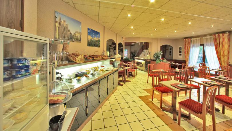 Imagen de los interiores del Hotel Logis Le Cheval Blanc Et Clovis. Foto 8