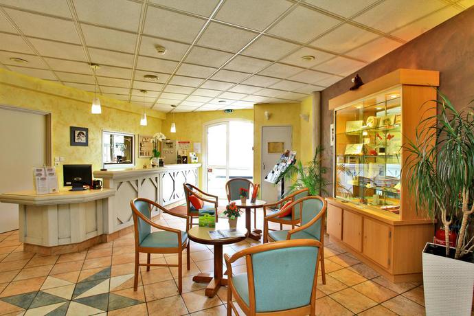 Imagen de los interiores del Hotel Logis Le Cheval Blanc Et Clovis. Foto 9