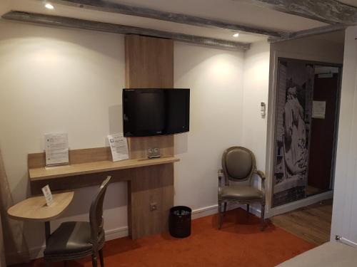 Imagen de la habitación del Hotel Logis - Le Christina. Foto 6