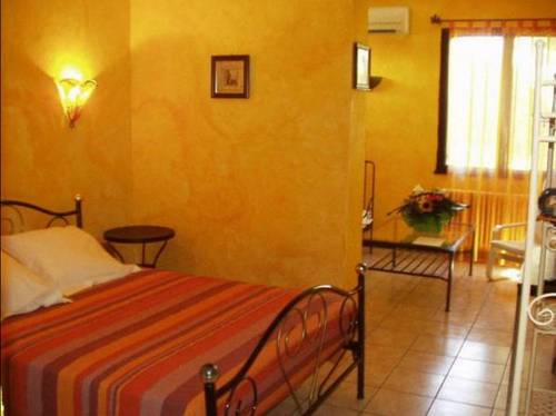 Imagen de la habitación del Hotel Logis - Le Clement V. Foto 4