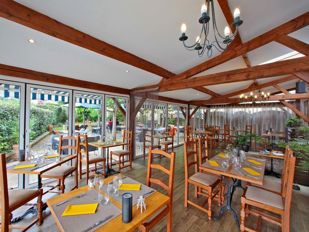 Imagen del bar/restaurante del Hotel Logis Le Cygne. Foto 11