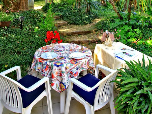 Imagen general del Hotel Logis Le Lion D'or. Foto 4