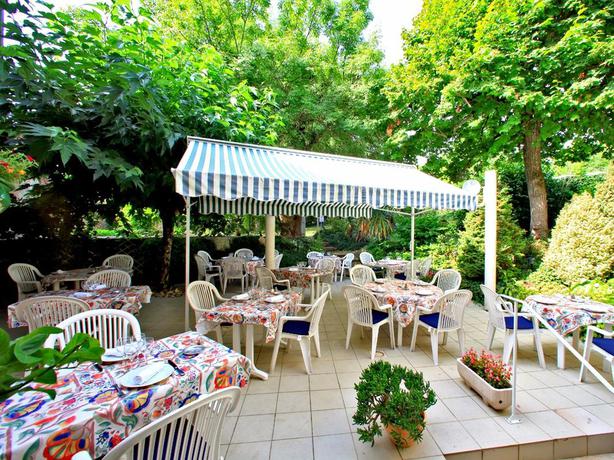 Imagen general del Hotel Logis Le Lion D'or. Foto 6