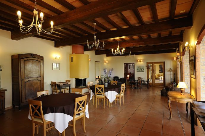 Imagen del bar/restaurante del Hotel Logis Le Mas de Mon P&egrave;re. Foto 9