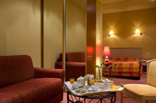 Imagen de la habitación del Hotel Logis Le Parc, MOULINS. Foto 8