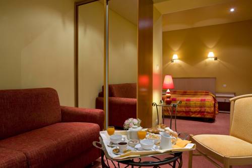 Imagen de la habitación del Hotel Logis Le Parc, MOULINS. Foto 9
