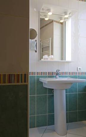 Imagen de la habitación del Hotel Logis Le Parc, MOULINS. Foto 10