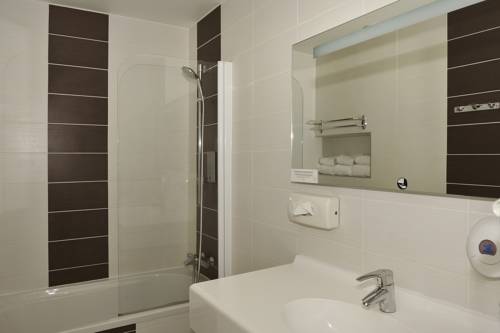 Imagen de la habitación del Hotel Logis Le Parc, SALBRIS. Foto 7