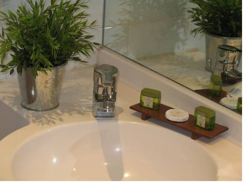 Imagen de la habitación del Hotel Logis Le Parc, SALBRIS. Foto 15