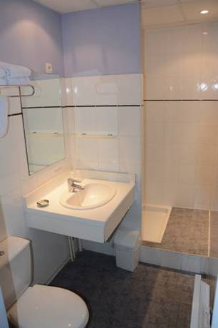 Imagen de la habitación del Hotel Logis Le Petit Trianon. Foto 7