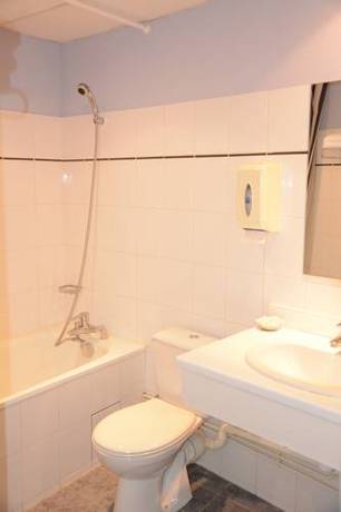 Imagen de la habitación del Hotel Logis Le Petit Trianon. Foto 9