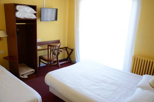 Imagen de la habitación del Hotel Logis Le Petit Trianon. Foto 12