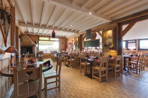Imagen del bar/restaurante del Hotel Logis Le Pont De Champ. Foto 4