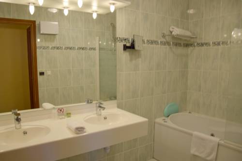 Imagen de la habitación del Hotel Logis Le Saint Nicolas. Foto 5