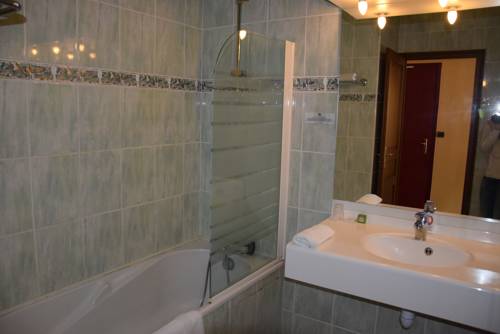 Imagen de la habitación del Hotel Logis Le Saint Nicolas. Foto 8