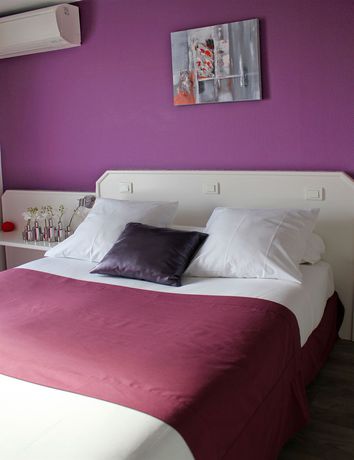 Imagen de la habitación del Hotel Logis Les Bleuets. Foto 2