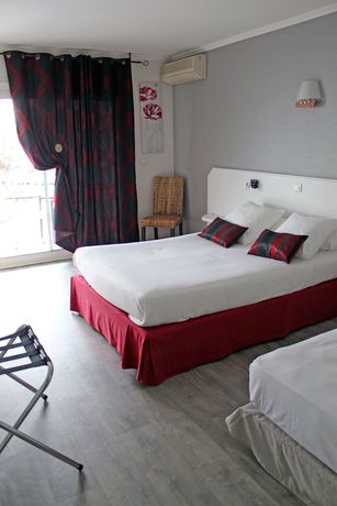 Imagen de la habitación del Hotel Logis Les Bleuets. Foto 8