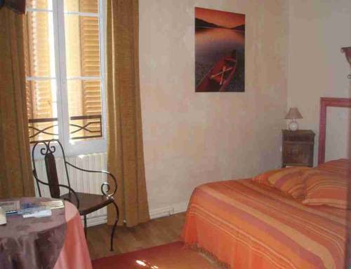 Imagen de la habitación del Hotel Logis Les Capucins. Foto 3