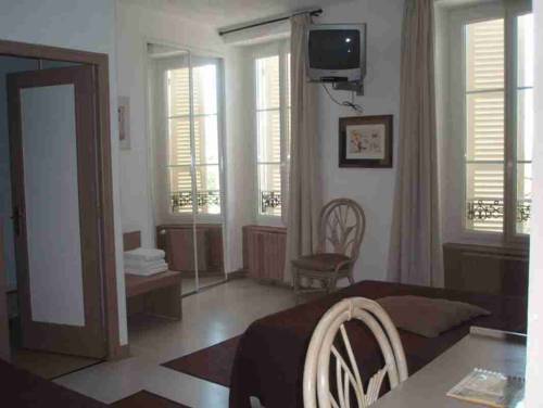 Imagen de la habitación del Hotel Logis Les Capucins. Foto 4