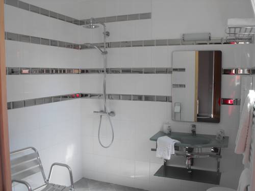 Imagen de la habitación del Hotel Logis Les Capucins. Foto 6