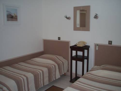 Imagen de la habitación del Hotel Logis Les Capucins. Foto 11