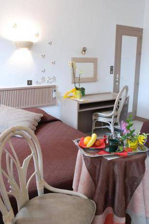 Imagen de la habitación del Hotel Logis Les Capucins. Foto 12
