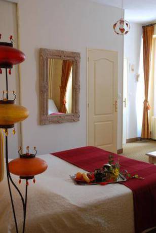 Imagen de la habitación del Hotel Logis Les Capucins. Foto 13