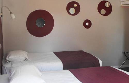 Imagen de la habitación del Hotel Logis Les Capucins. Foto 14