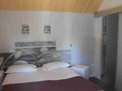 Imagen de la habitación del Hotel Logis Les Capucins. Foto 15