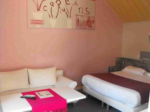 Imagen de la habitación del Hotel Logis Les Capucins. Foto 16