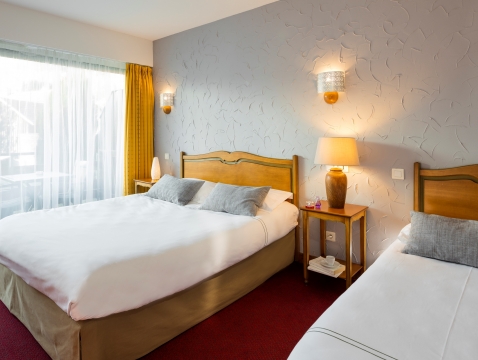 Imagen general del Hotel Logis Les Chatelmin&eacute;s. Foto 10