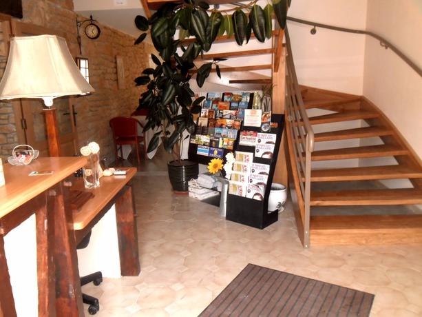 Imagen de los interiores del Hotel Logis - Les Collines. Foto 7