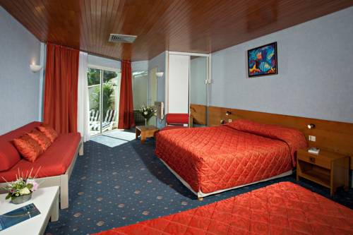 Imagen de la habitación del Hotel Logis Les Grenettes. Foto 4