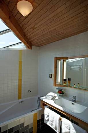 Imagen de la habitación del Hotel Logis Les Grenettes. Foto 7