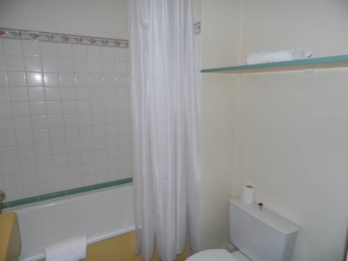 Imagen de la habitación del Hotel Logis Les Provinciales. Foto 4