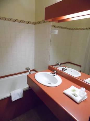 Imagen de la habitación del Hotel Logis Les Provinciales. Foto 8