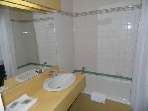 Imagen de la habitación del Hotel Logis Les Provinciales. Foto 11