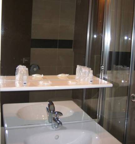 Imagen de la habitación del Hotel Logis Lhôtel Restaurant Antony Verrières Le Buisso. Foto 3