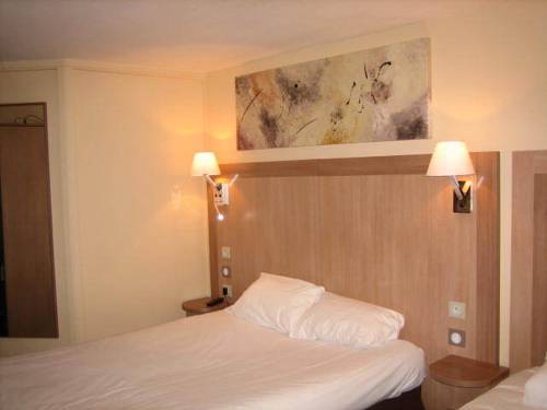 Imagen de la habitación del Hotel Logis Lhôtel Restaurant Antony Verrières Le Buisso. Foto 10