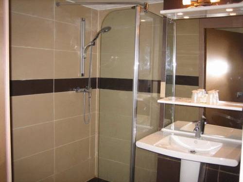 Imagen de la habitación del Hotel Logis Lhôtel Restaurant Antony Verrières Le Buisso. Foto 11