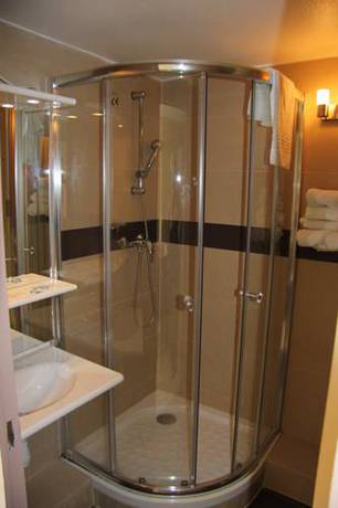 Imagen de la habitación del Hotel Logis Lhôtel Restaurant Antony Verrières Le Buisso. Foto 13