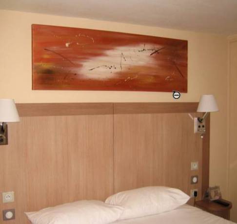 Imagen de la habitación del Hotel Logis Lhôtel Restaurant Antony Verrières Le Buisso. Foto 15