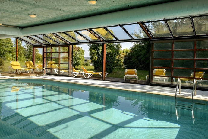 Imagen de la piscina del Hotel Logis Luccotel. Foto 19