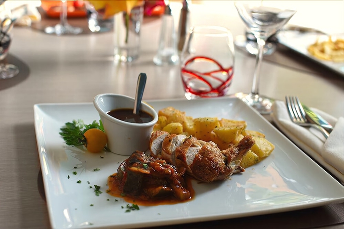 Imagen del bar/restaurante del Hotel Logis Lucotel. Foto 4