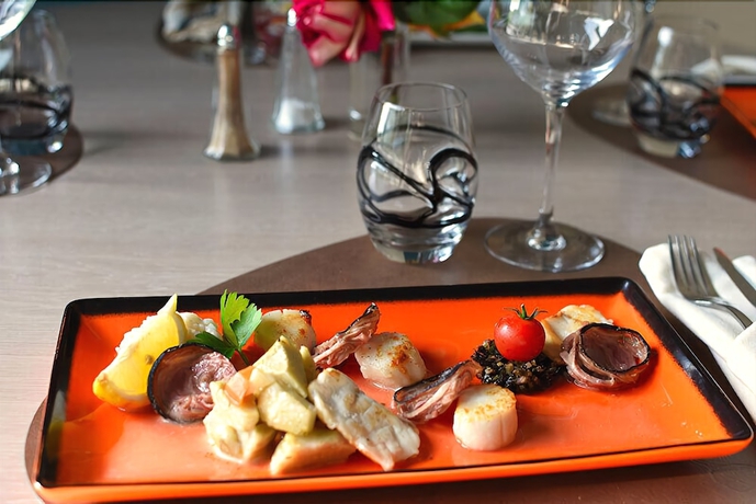 Imagen del bar/restaurante del Hotel Logis Lucotel. Foto 5