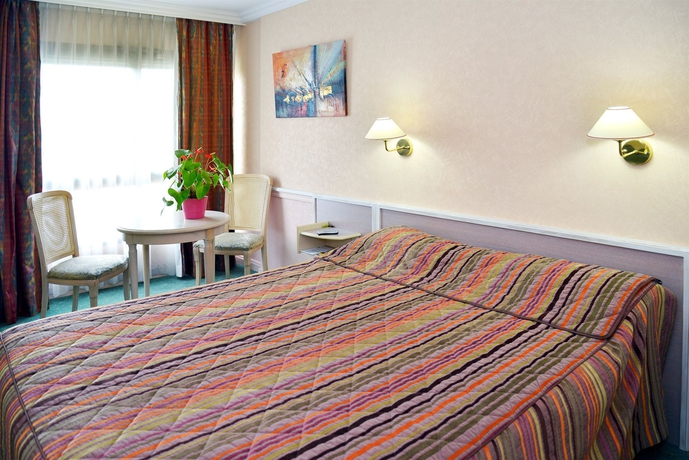 Imagen de la habitación del Hotel Logis Lyon Est. Foto 6