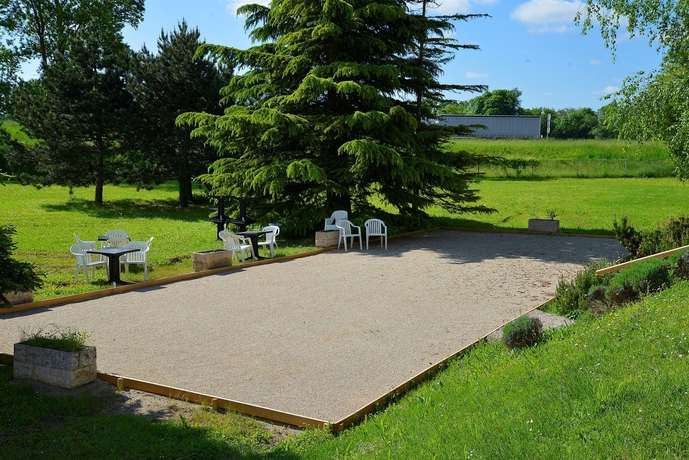 Imagen de los exteriores del Hotel Logis Lyon Est. Foto 10